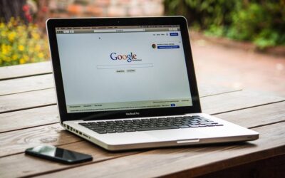 Un ordinateur portable affiche Google, un smartphone repose à côté