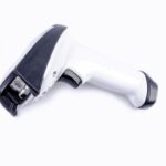Barcode scanner blanc et noir posé sur fond blanc