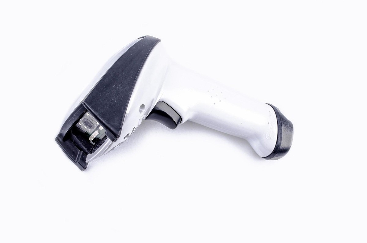Barcode scanner blanc et noir posé sur fond blanc