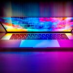Un ordinateur portable ouvert projette des couleurs vives sur le clavier et le pavé