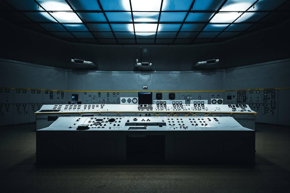 Une cloison acoustique en tissu feutre posée dans une pièce lumineuse Une cloison acoustique en tissu feutre posée dans une pièce lumineuse
